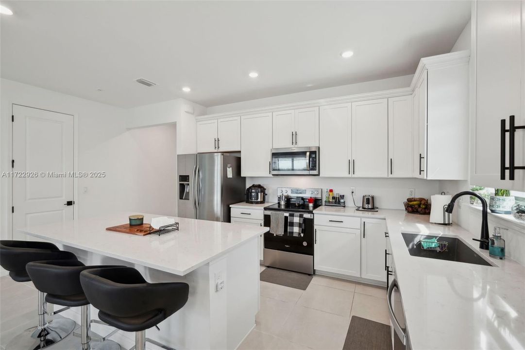 待售: $690,000 (4 贝兹, 2 浴室, 1850 平方英尺)