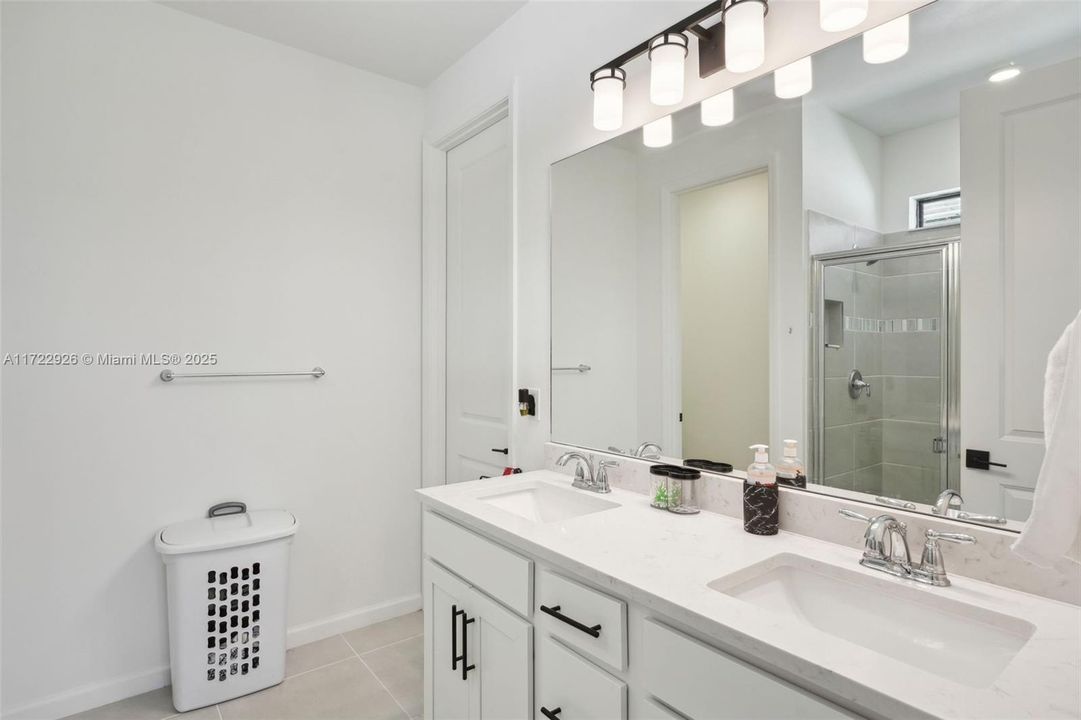 待售: $690,000 (4 贝兹, 2 浴室, 1850 平方英尺)