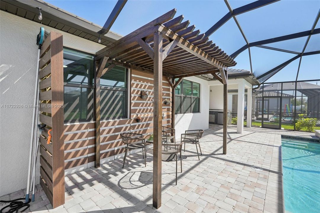 待售: $690,000 (4 贝兹, 2 浴室, 1850 平方英尺)