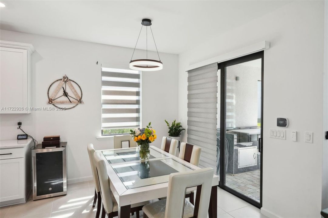 待售: $690,000 (4 贝兹, 2 浴室, 1850 平方英尺)