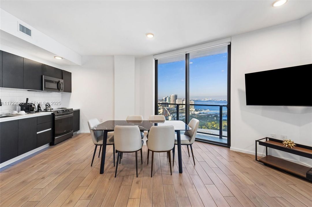 En Venta: $1,649,000 (2 camas, 2 baños, 983 Pies cuadrados)