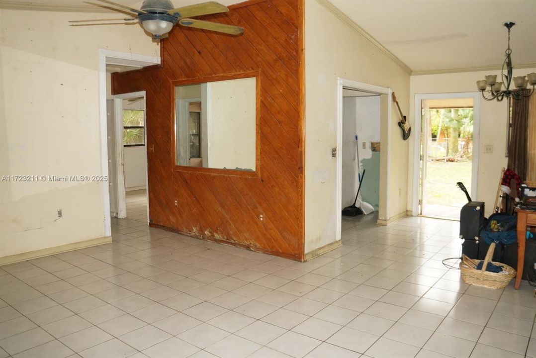 Vendido Recientemente: $385,000 (4 camas, 2 baños, 1336 Pies cuadrados)