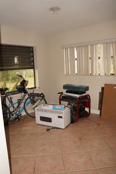 Vendido Recientemente: $385,000 (4 camas, 2 baños, 1336 Pies cuadrados)