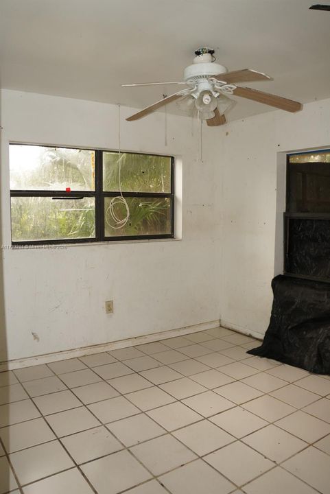 Vendido Recientemente: $385,000 (4 camas, 2 baños, 1336 Pies cuadrados)