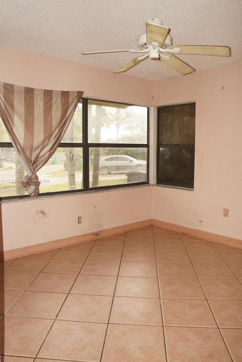 Vendido Recientemente: $385,000 (4 camas, 2 baños, 1336 Pies cuadrados)