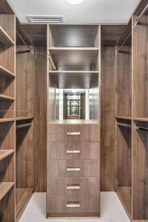 En Venta: $975,000 (3 camas, 2 baños, 1357 Pies cuadrados)