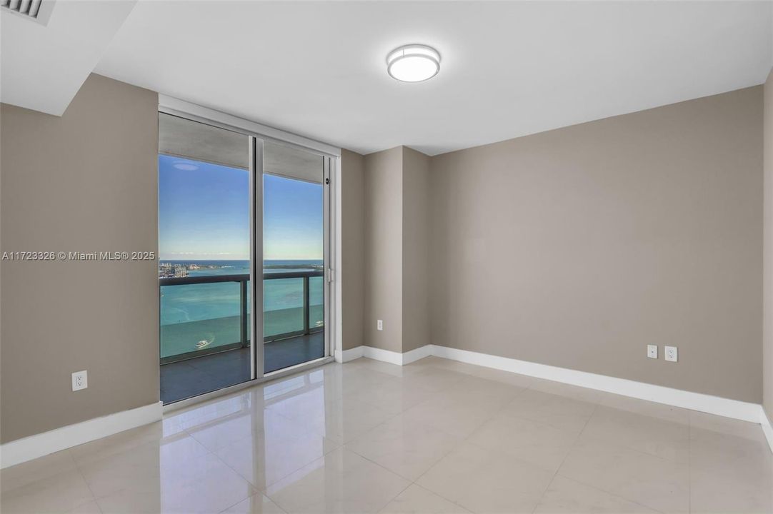 En Venta: $975,000 (3 camas, 2 baños, 1357 Pies cuadrados)