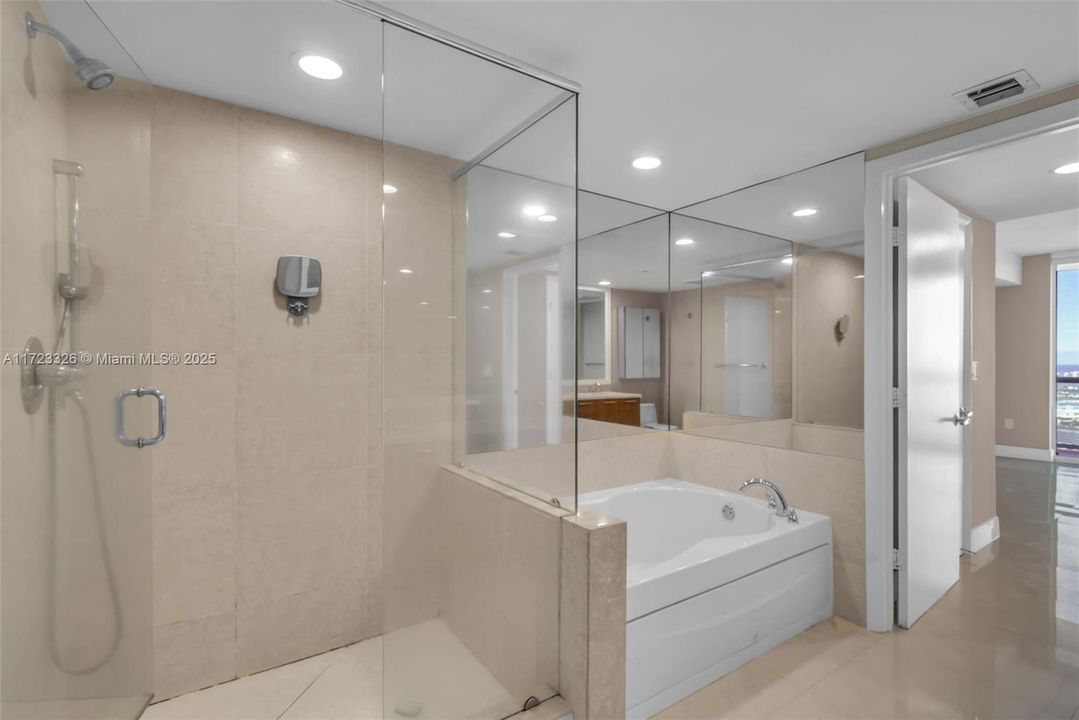 En Venta: $975,000 (3 camas, 2 baños, 1357 Pies cuadrados)