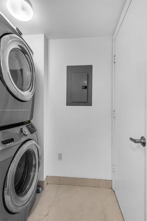 En Venta: $975,000 (3 camas, 2 baños, 1357 Pies cuadrados)