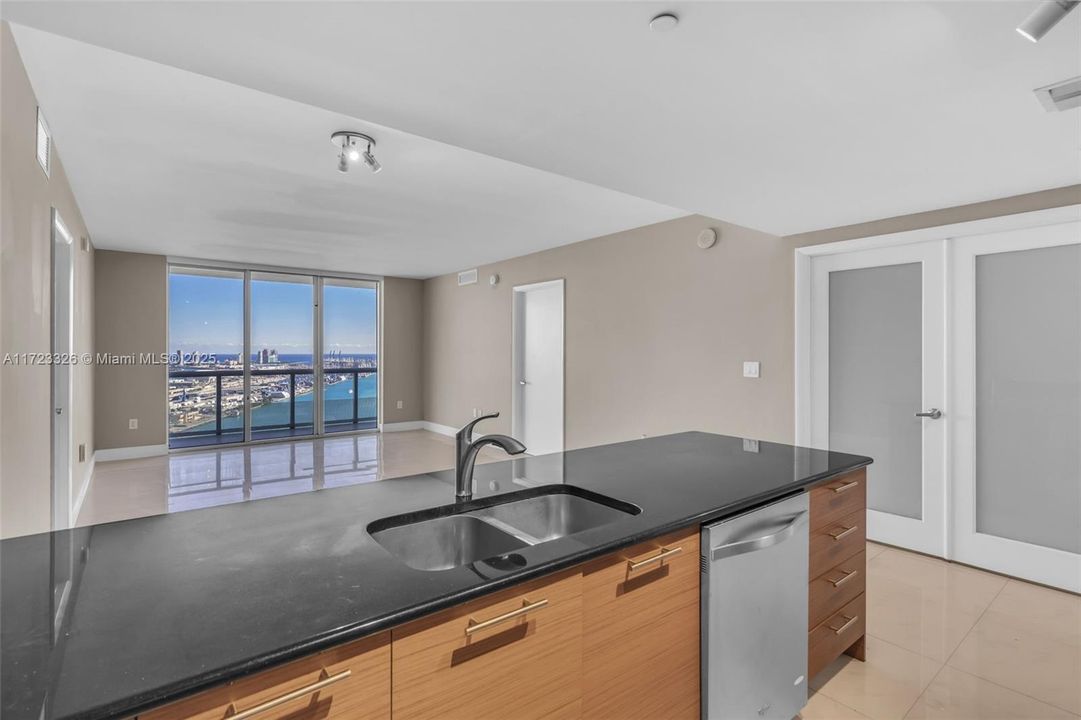 En Venta: $975,000 (3 camas, 2 baños, 1357 Pies cuadrados)