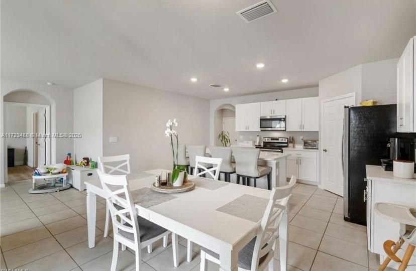 Vendido Recientemente: $465,000 (4 camas, 2 baños, 1828 Pies cuadrados)