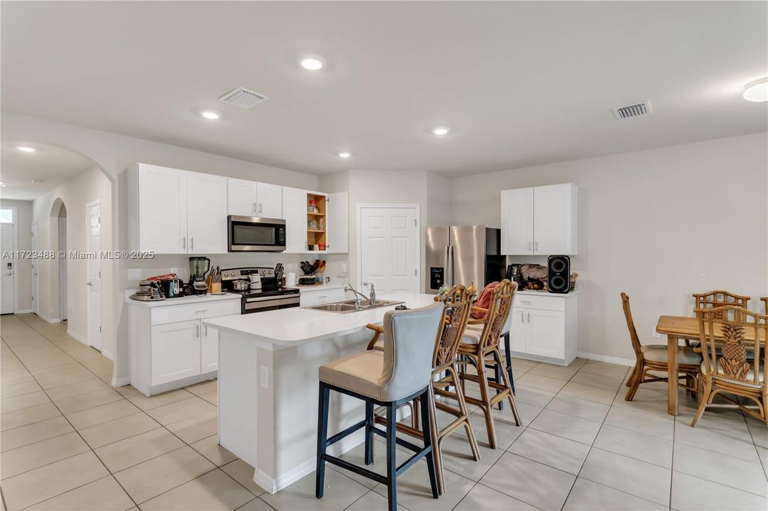 Vendido Recientemente: $465,000 (4 camas, 2 baños, 1828 Pies cuadrados)