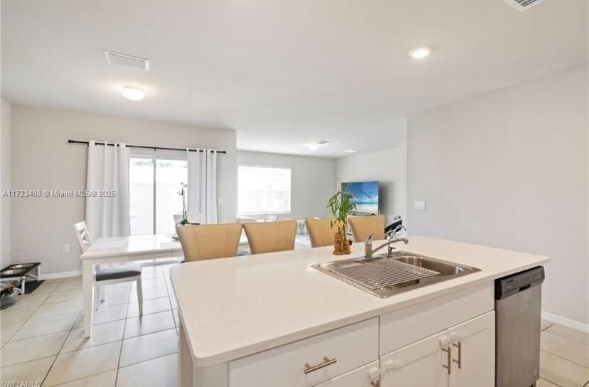 Vendido Recientemente: $465,000 (4 camas, 2 baños, 1828 Pies cuadrados)