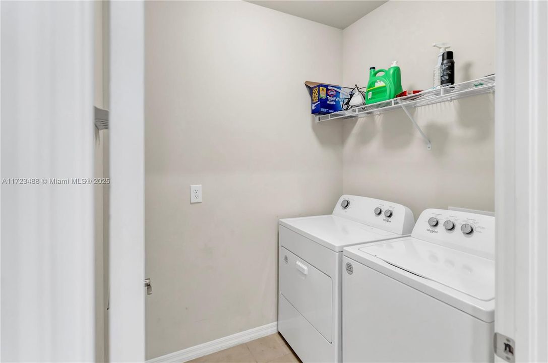 Vendido Recientemente: $465,000 (4 camas, 2 baños, 1828 Pies cuadrados)