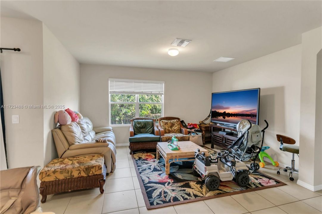 Vendido Recientemente: $465,000 (4 camas, 2 baños, 1828 Pies cuadrados)