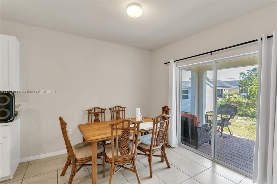 Vendido Recientemente: $465,000 (4 camas, 2 baños, 1828 Pies cuadrados)