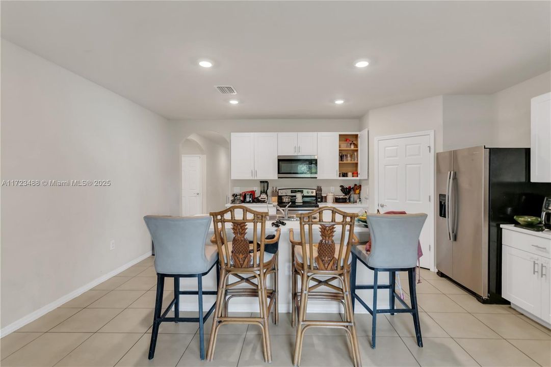 Vendido Recientemente: $465,000 (4 camas, 2 baños, 1828 Pies cuadrados)