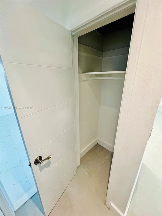 EXTRA CLOSET LIVINGROOM