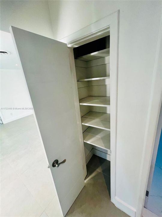 EXTRA CLOSET LIVINGROOM