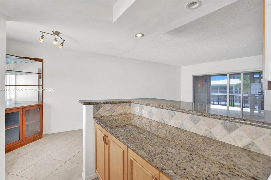 最近售出: $175,000 (1 贝兹, 1 浴室, 740 平方英尺)