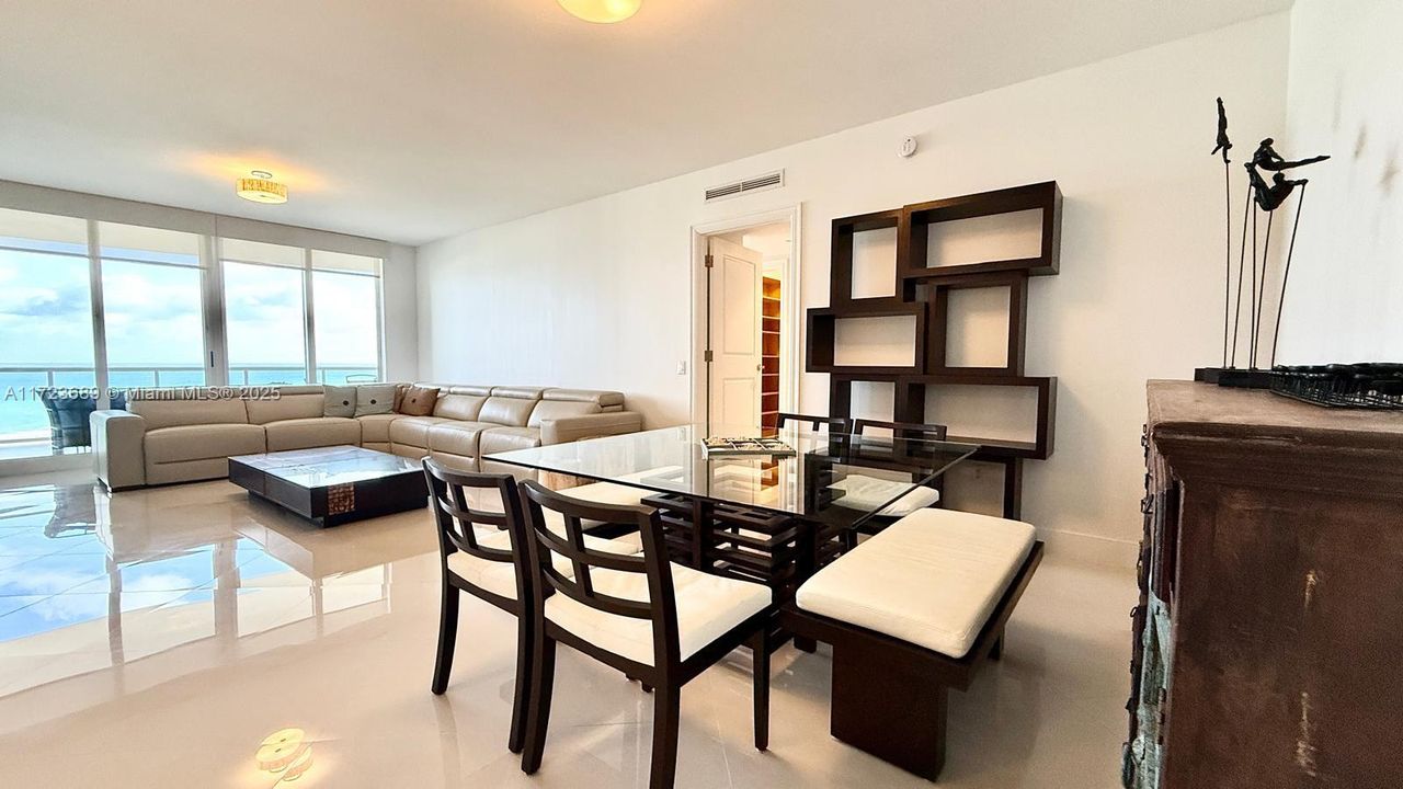 Recientemente alquilado: $19,500 (3 camas, 3 baños, 2660 Pies cuadrados)