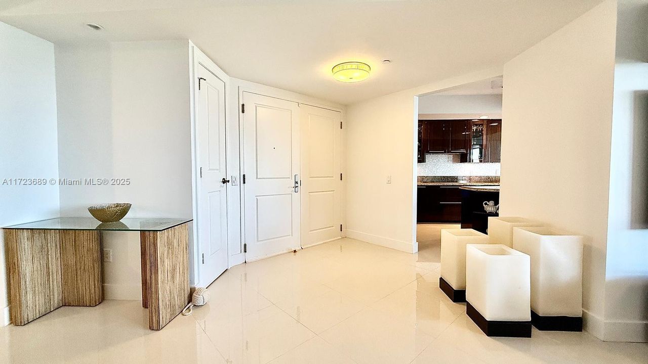 Recientemente alquilado: $19,500 (3 camas, 3 baños, 2660 Pies cuadrados)