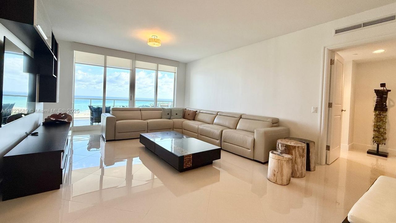 Recientemente alquilado: $19,500 (3 camas, 3 baños, 2660 Pies cuadrados)