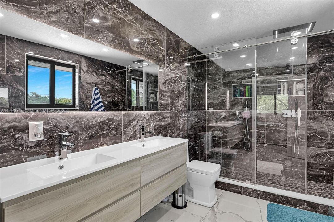 Recently Sold: $2,199,999 (5 beds, 4 baths, 3112 Square Feet)