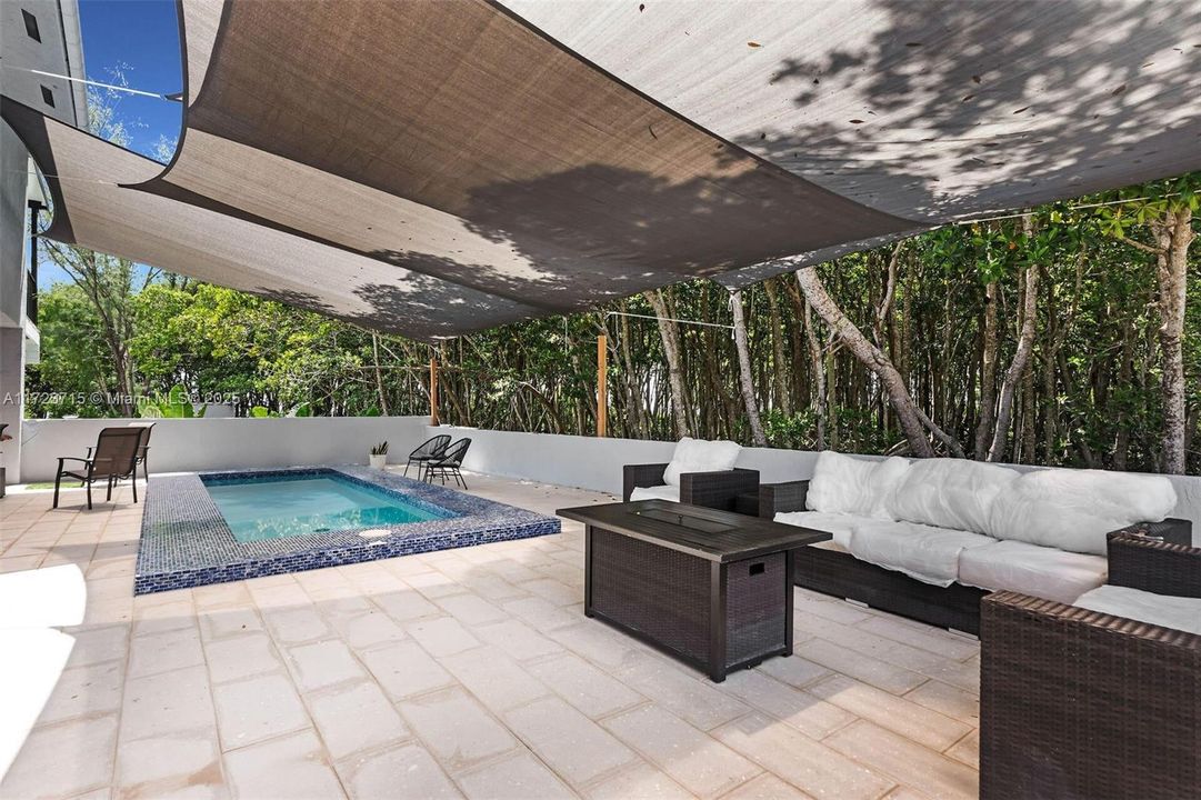 Recently Sold: $2,199,999 (5 beds, 4 baths, 3112 Square Feet)