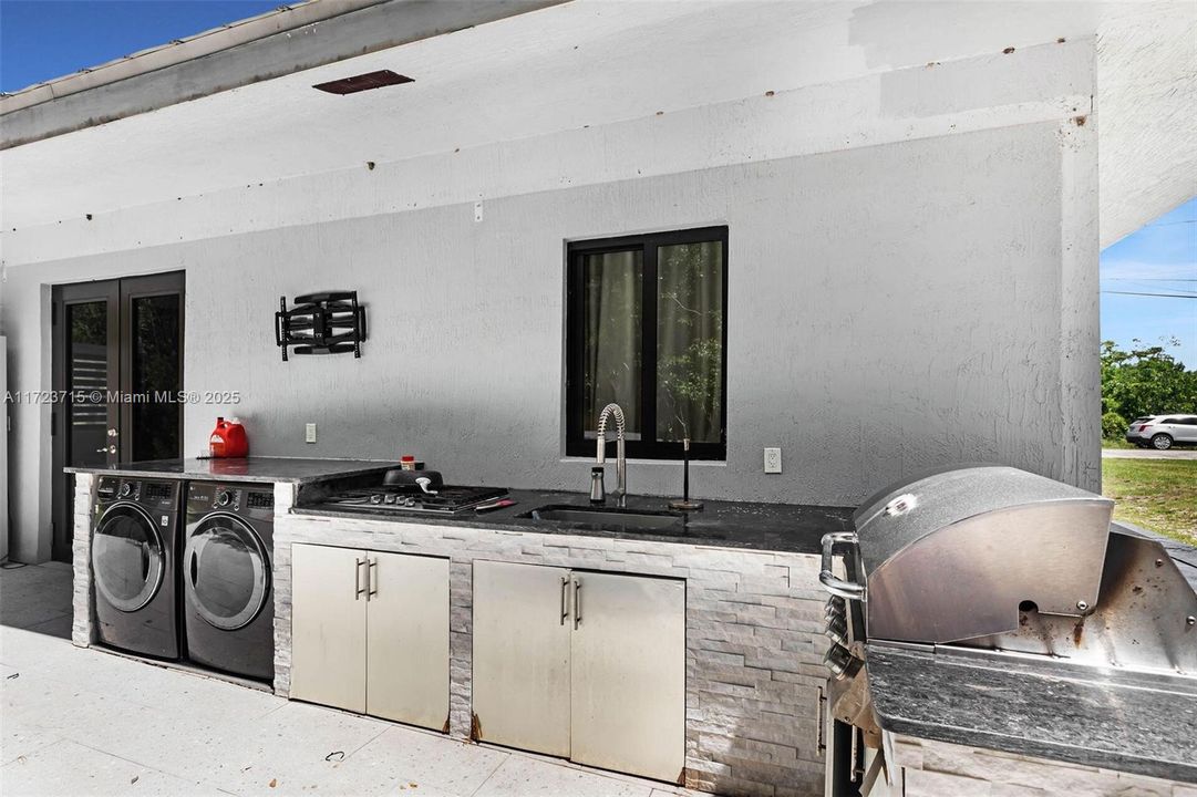 Recently Sold: $2,199,999 (5 beds, 4 baths, 3112 Square Feet)