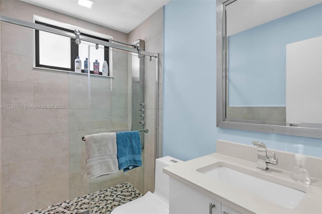 Recently Sold: $2,199,999 (5 beds, 4 baths, 3112 Square Feet)