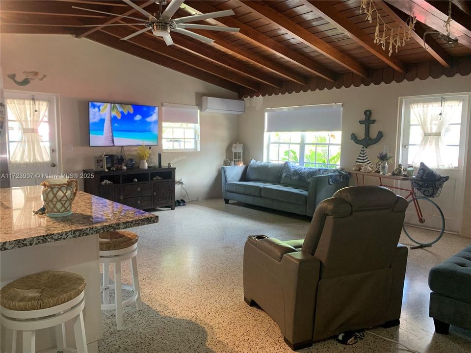 Recently Rented: $3,200 (1 beds, 1 baths, 900 Square Feet)