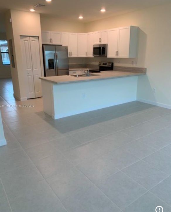 Recently Rented: $3,200 (3 beds, 2 baths, 1540 Square Feet)