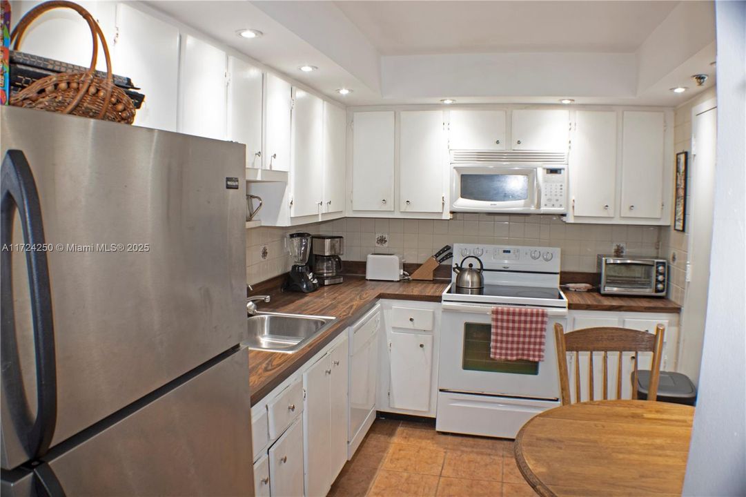 For Sale: $615,000 (1 beds, 1 baths, 929 Square Feet)
