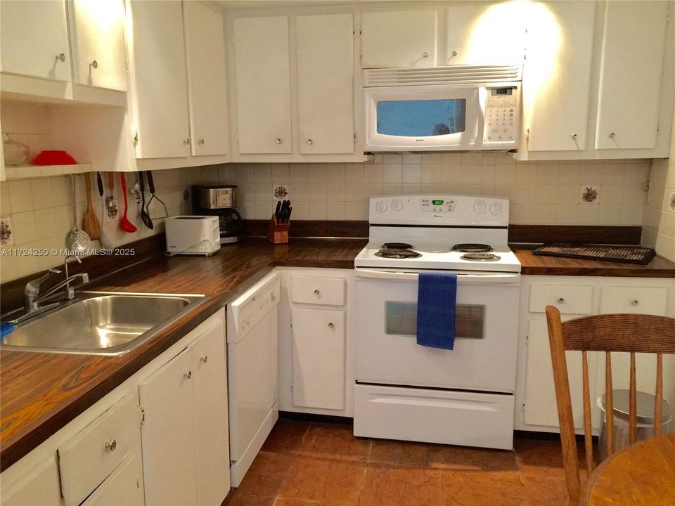 For Sale: $615,000 (1 beds, 1 baths, 929 Square Feet)
