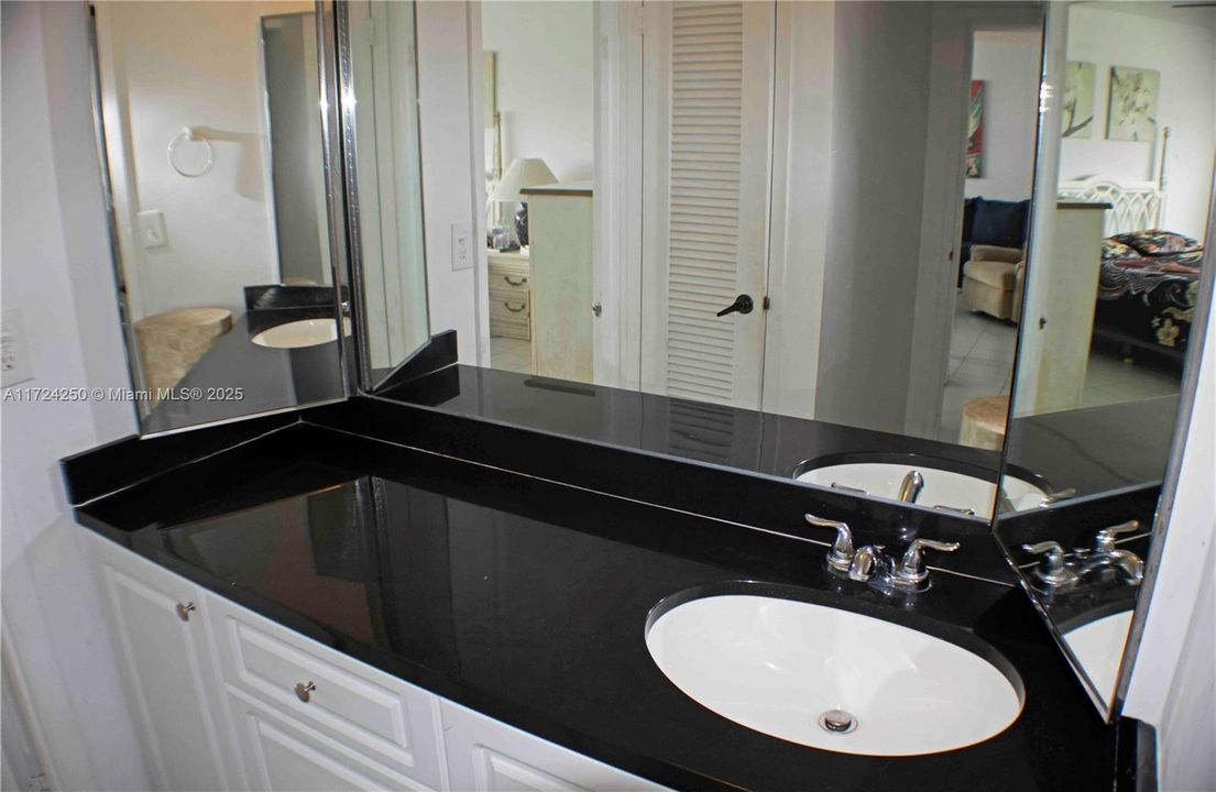 For Sale: $615,000 (1 beds, 1 baths, 929 Square Feet)