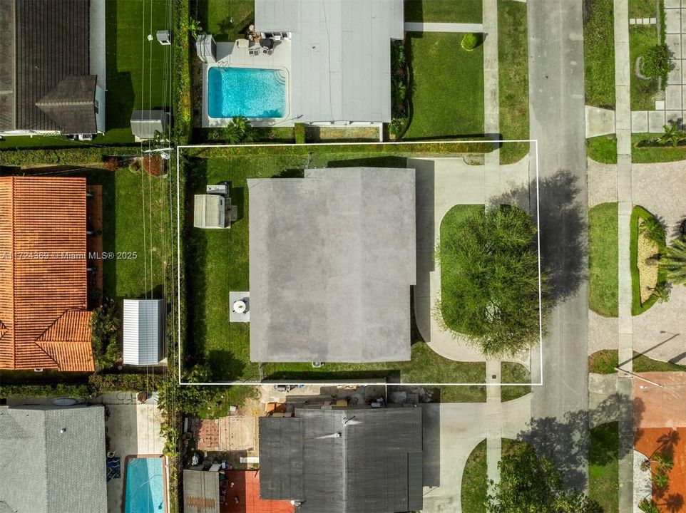 2002 Gravel roof in excellent condition passed wind-mit inspection 7/2024 and is regularly inspected and re-coated every 4 years since installed and no leaks, Full house GENERATOR runs on city gas & on regular service plan automatically power-on