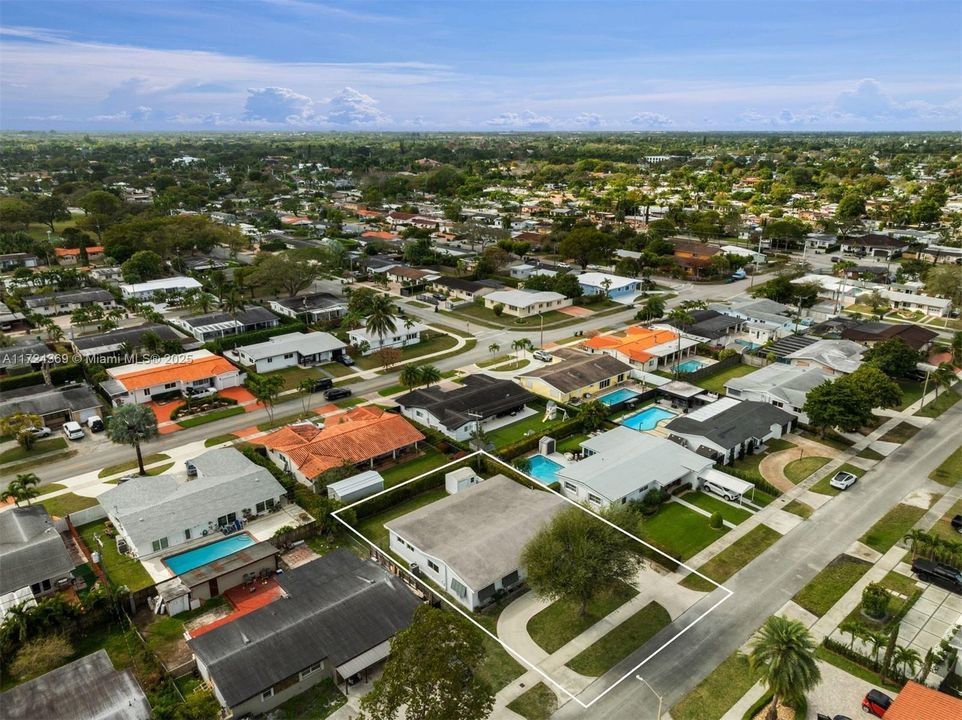 Easy access to shops, schools, expressway, hospital