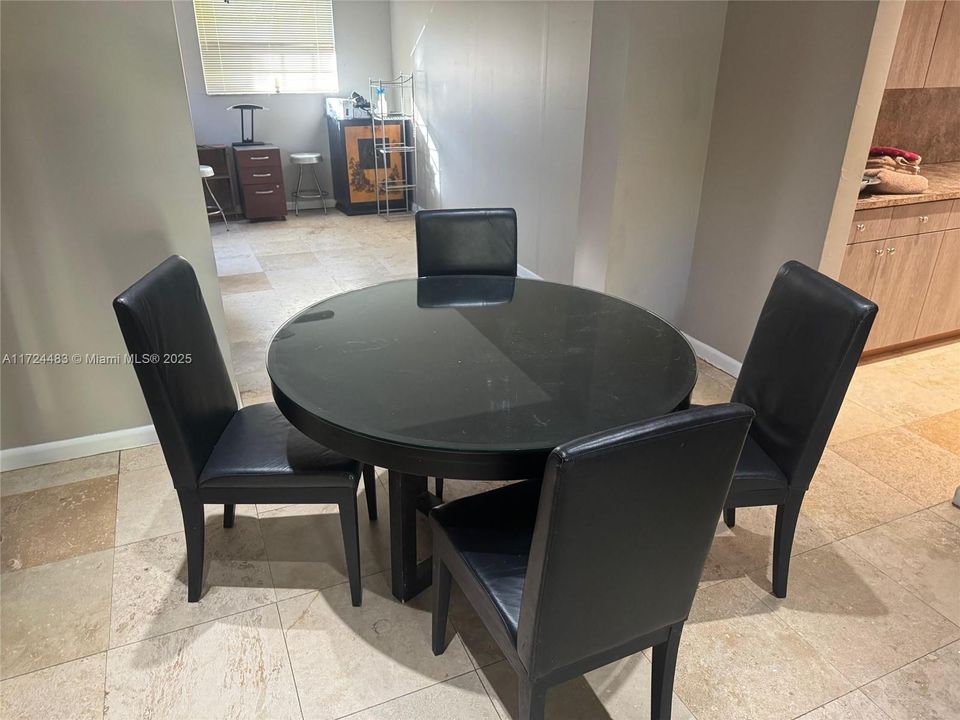 Recently Sold: $600,000 (3 beds, 2 baths, 2039 Square Feet)