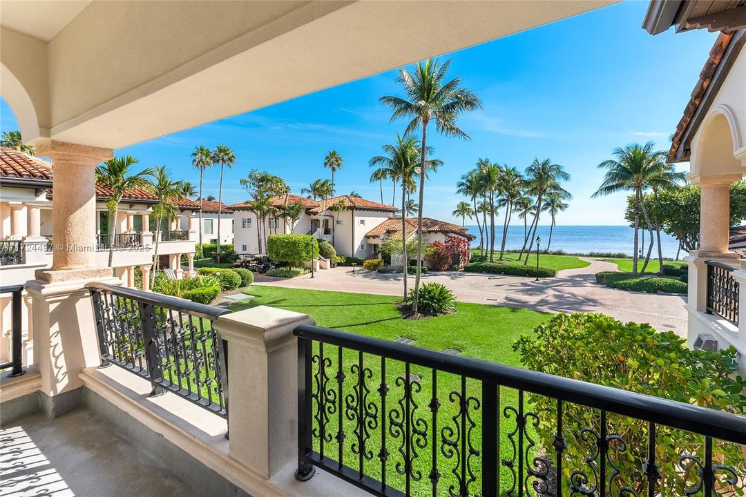 Recently Sold: $1,900,000 (1 beds, 1 baths, 710 Square Feet)