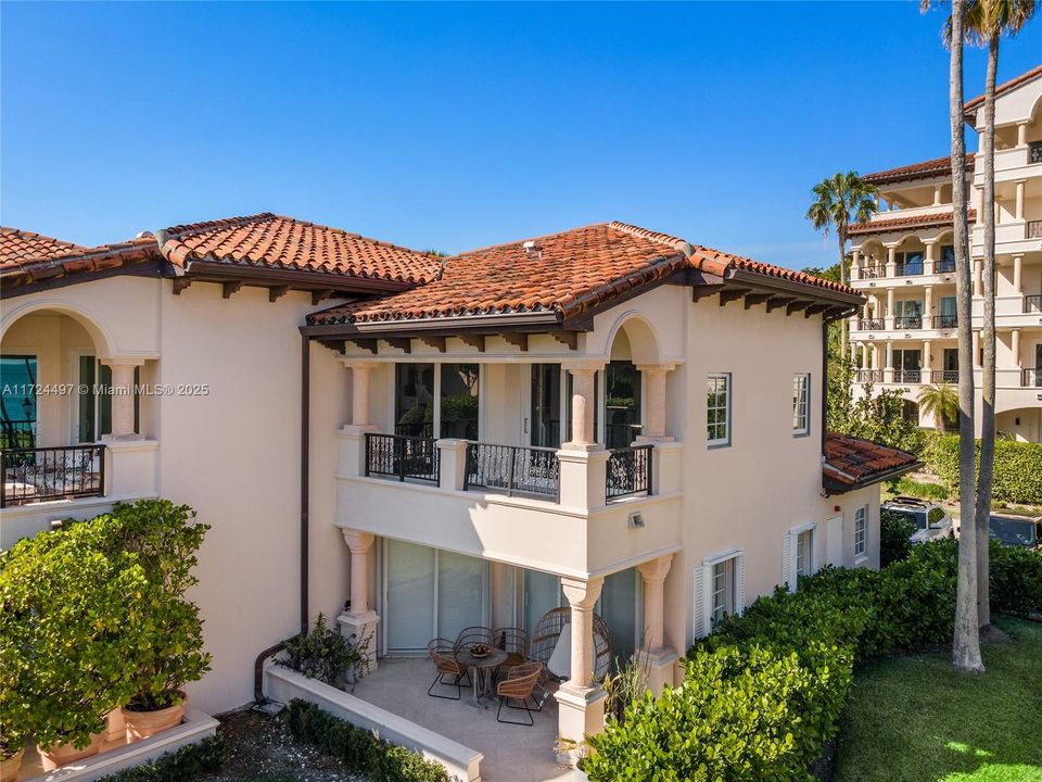 Recently Sold: $1,900,000 (1 beds, 1 baths, 710 Square Feet)