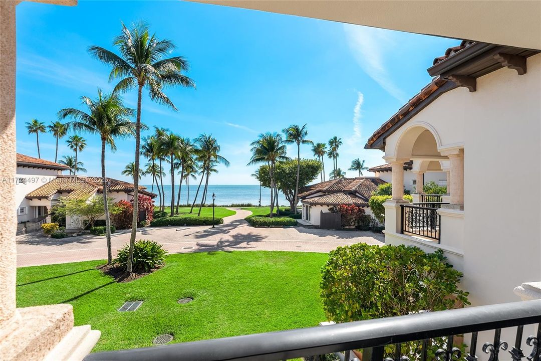 Recently Sold: $1,900,000 (1 beds, 1 baths, 710 Square Feet)