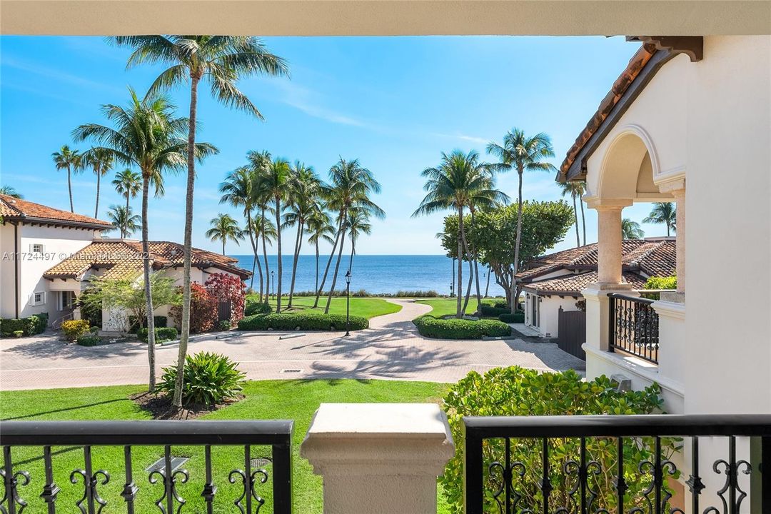 Recently Sold: $1,900,000 (1 beds, 1 baths, 710 Square Feet)