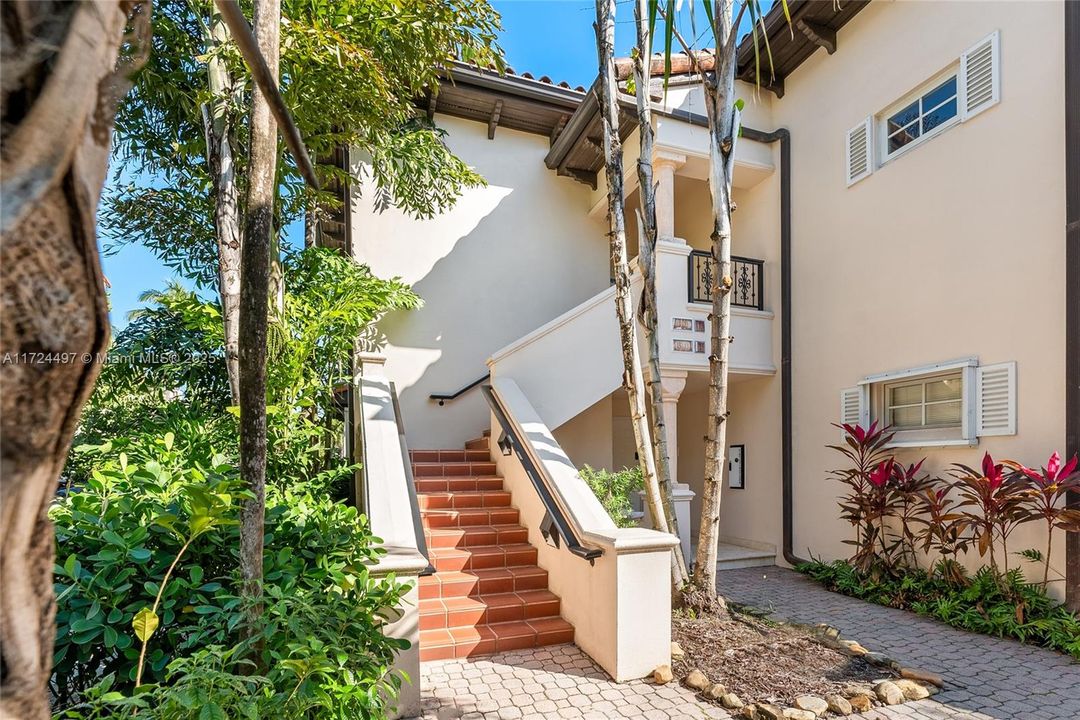 Recently Sold: $1,900,000 (1 beds, 1 baths, 710 Square Feet)