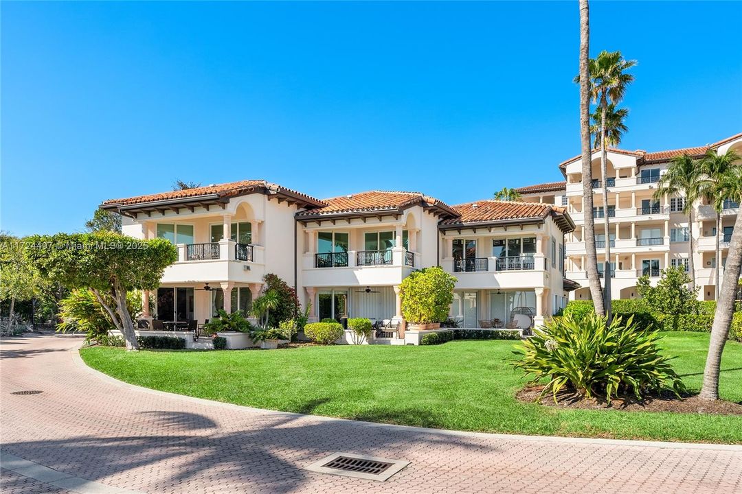 Recently Sold: $1,900,000 (1 beds, 1 baths, 710 Square Feet)