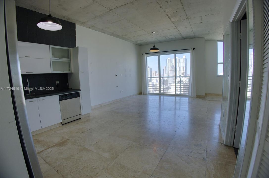 Recently Sold: $315,000 (1 beds, 1 baths, 651 Square Feet)