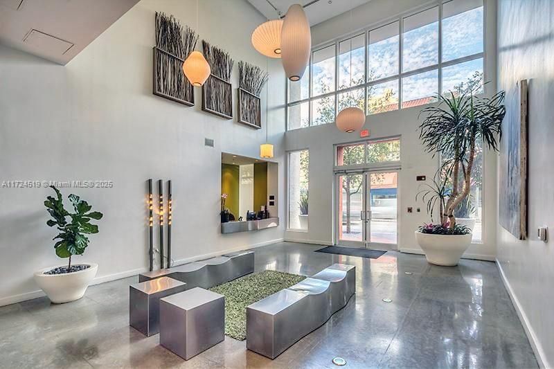 Recently Sold: $315,000 (1 beds, 1 baths, 651 Square Feet)