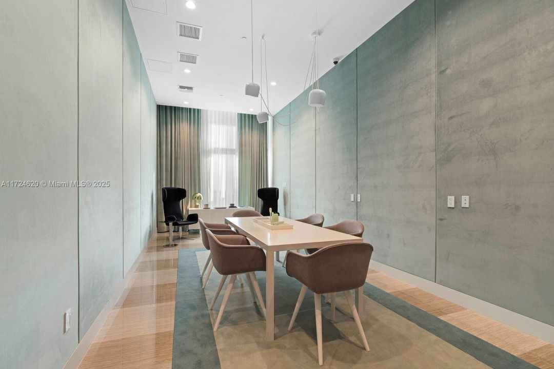 Недавно продано: $598,500 (2 спален, 2 ванн, 1086 Квадратных фут)