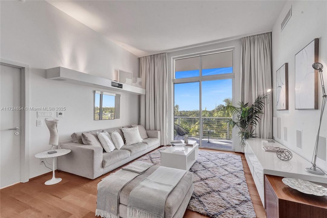 Недавно продано: $1,180,000 (2 спален, 2 ванн, 1450 Квадратных фут)