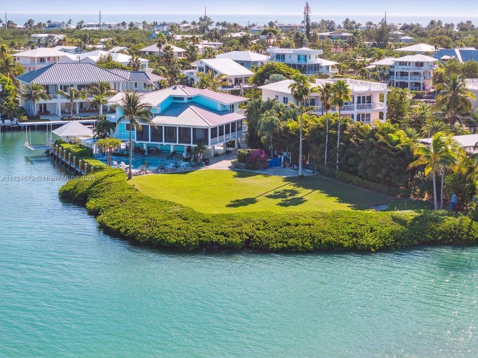 На продажу: $12,900,000 (6 спален, 4 ванн, 4394 Квадратных фут)